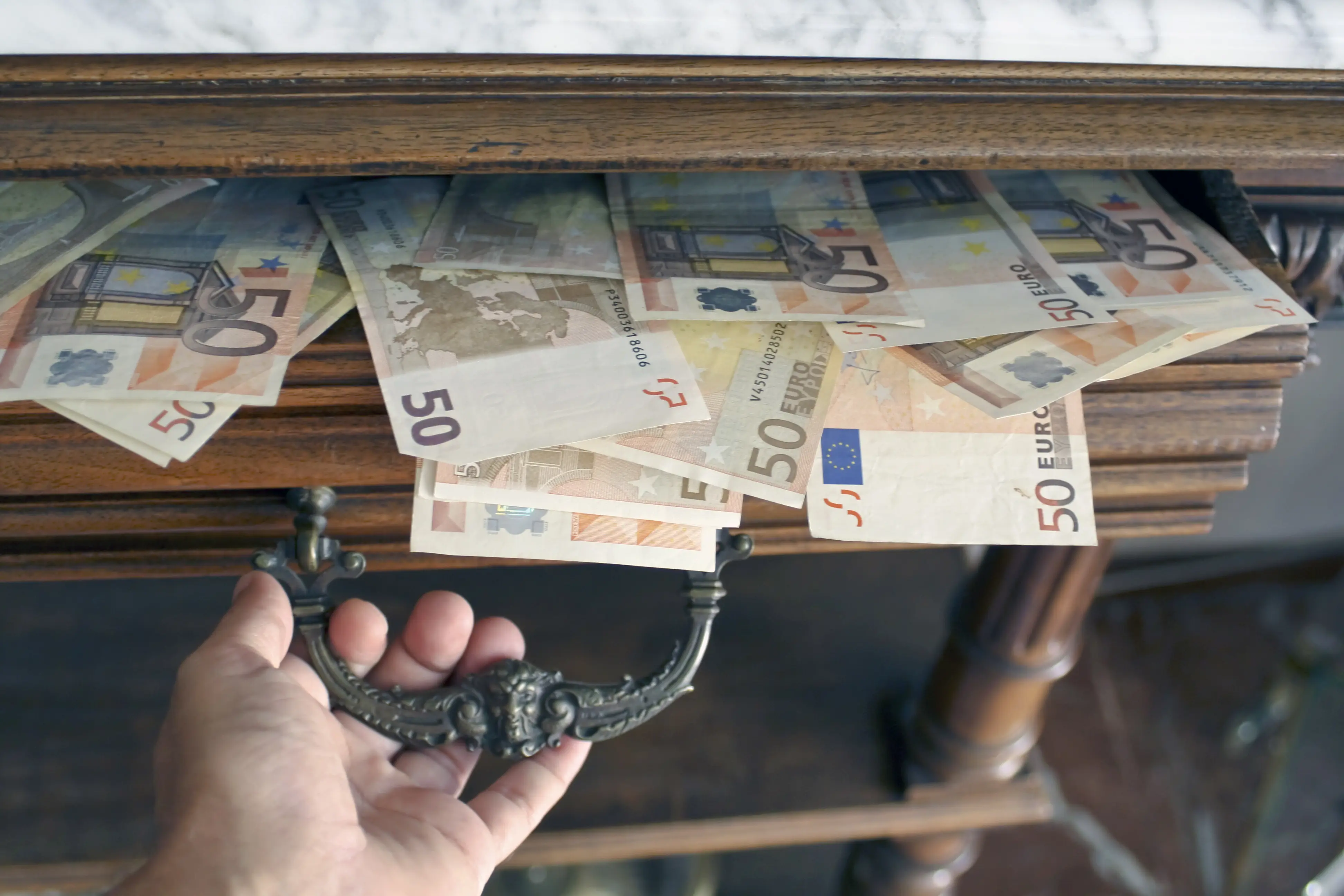 Ξανά στα συρτάρια τα μετρητά «για παν ενδεχόμενο»