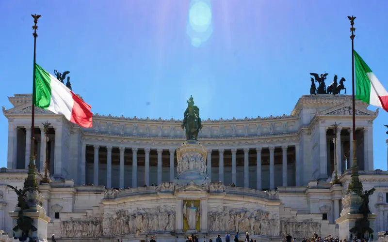 Ιταλία: Η κυβέρνηση δίνει €900 εκ. για διάσωση τράπεζας