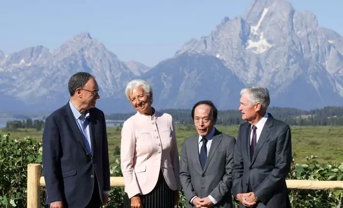 Επιτόκια: Αντίθετα θα κινηθούν Fed και ΕΚΤ - Τι λένε οι επενδυτές