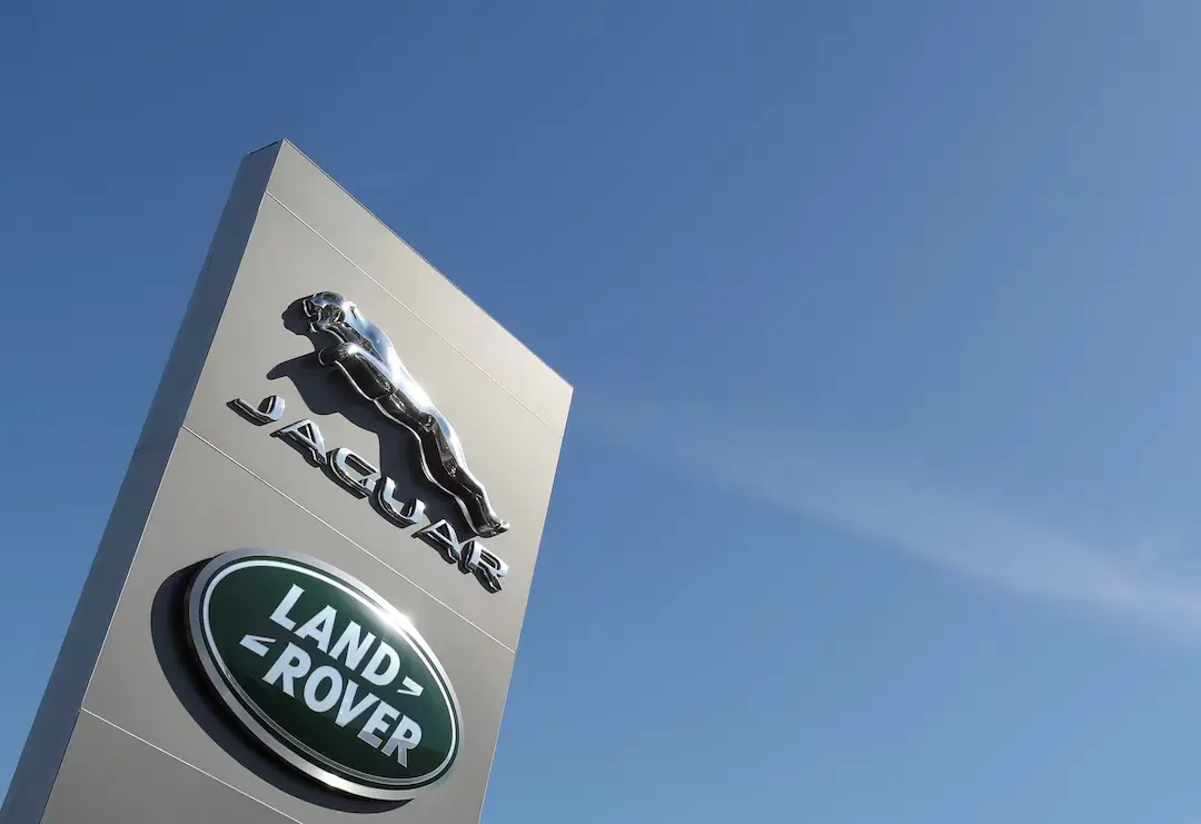 Δασμοί Τραμπ: Ξαναρχίζουν οι αποστολές της Jaguar Land Rover στις ΗΠΑ
