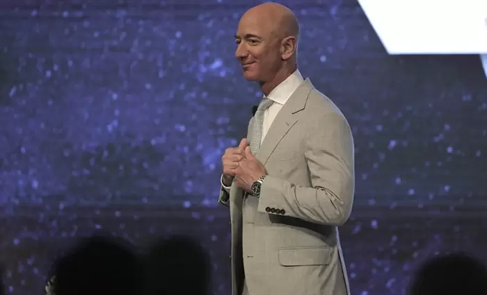 Φεύγει με πάνω από $210 δισ. στις αποσκευές του ο Mr Amazon!