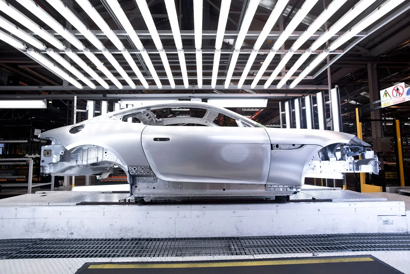 Η Jaguar επενδύει πολλά εκατομμύρια στα ηλεκτρικά οχήματα