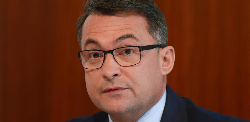 Μειώνουν κατά το ήμισυ τις προβλέψεις ανάπτυξης