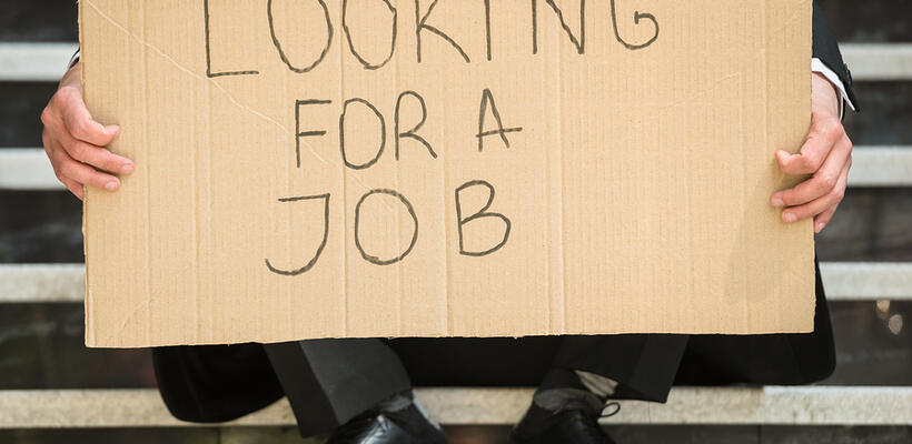 Εργαζόμενοι χάνουν τις δουλειές τους σε όλη την υφήλιο