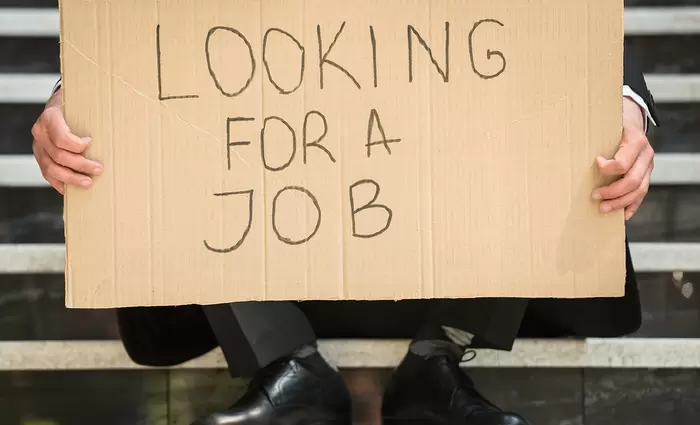 Εργαζόμενοι χάνουν τις δουλειές τους σε όλη την υφήλιο