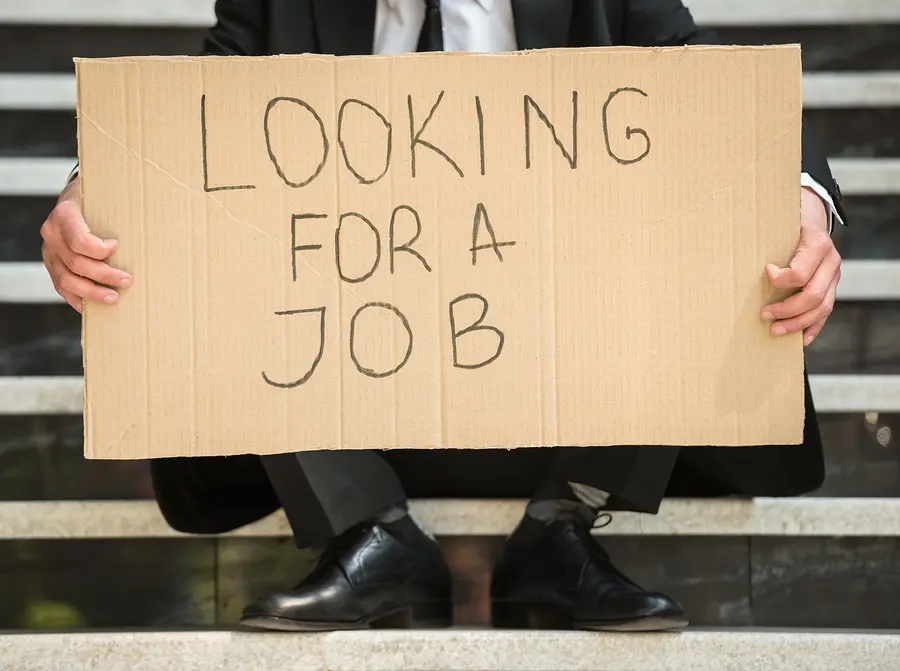 Εργαζόμενοι χάνουν τις δουλειές τους σε όλη την υφήλιο