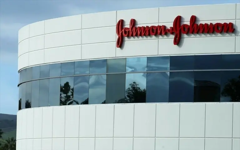 J&J: Επιδόσεις πάνω από τις προβλέψεις και επενδύσεις $55 δισ. στον απόηχο των δασμών Τραμπ