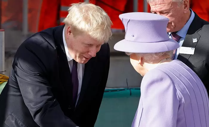 Μ.Τζόνσον σε Βασίλισσα: «Έλα να με διώξεις»