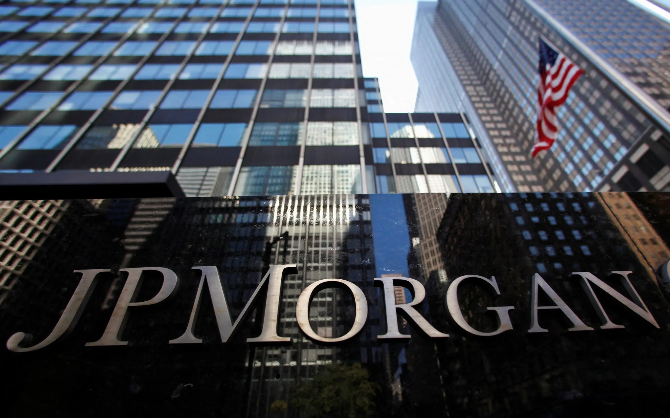 JPMorgan: Μετά από ρεκόρ κερδών ξεκινάει απολύσεις και προγραμματίζει περισσότερες