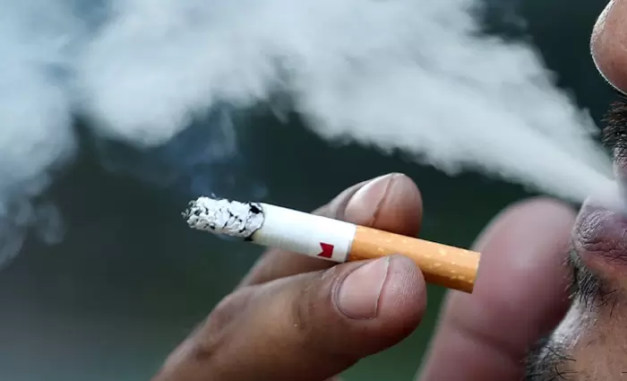 Bloomberg: Είναι θέμα χρόνου να εξαφανιστεί το κάπνισμα