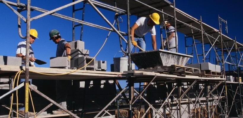 Αυξάνονται οι τιμές στις κατασκευές, περιορίζεται η δραστηριότητα