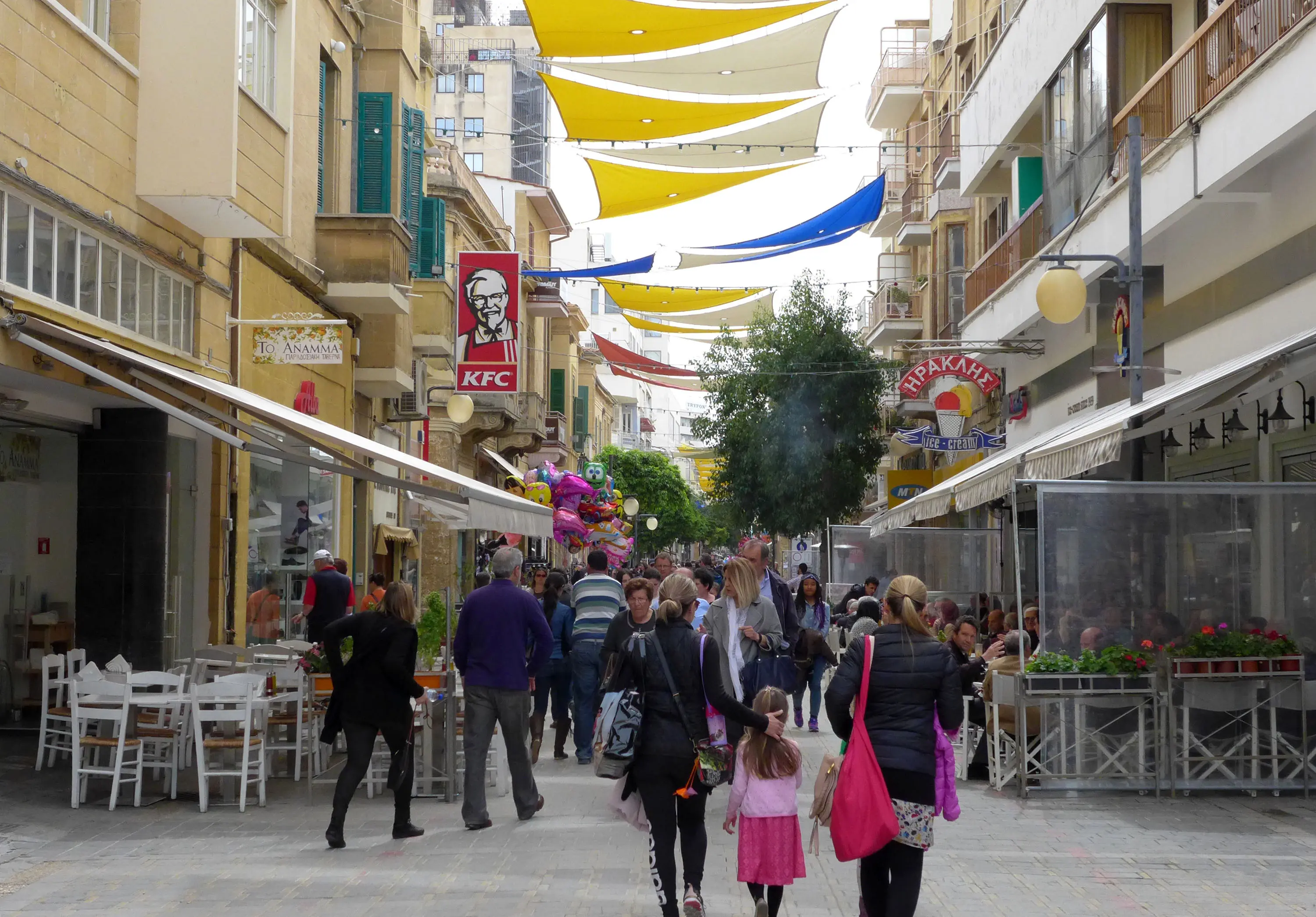 Αναθερμαίνεται η διαμάχη για το άνοιγμα των καταστημάτων τις Κυριακές (vid)