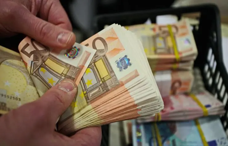 Αρνητικά επιτόκια σε νέες καταθέσεις άνω των €100.000 βάζει η Ελληνική