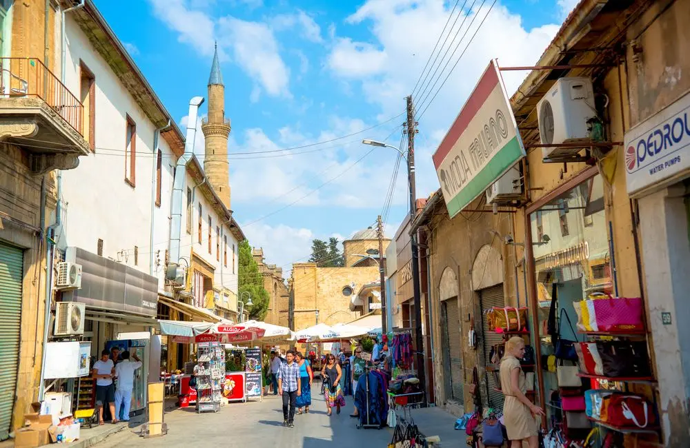 Άνοιξαν και πάλι τα καταστήματα στα κατεχόμενα