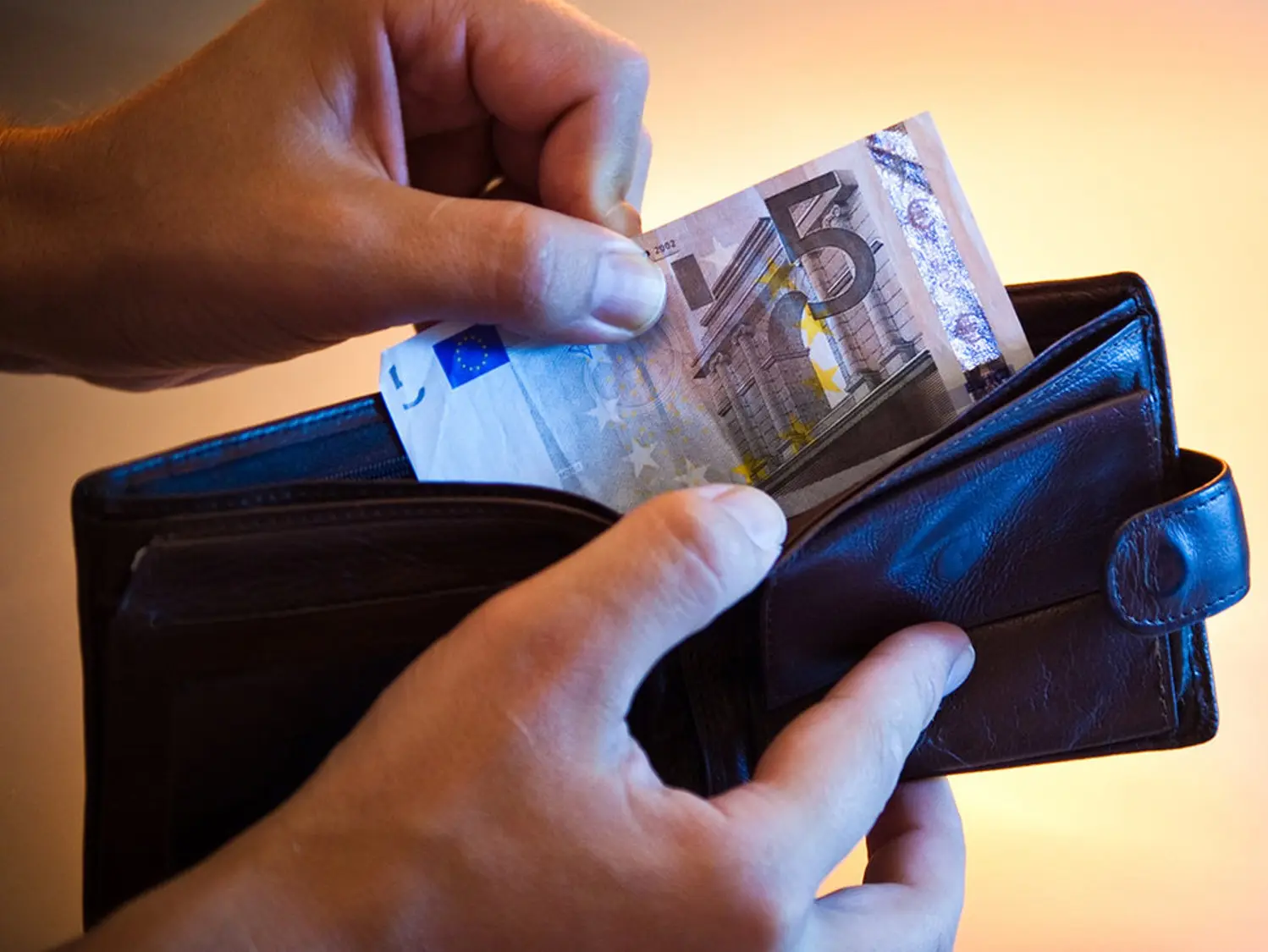 Τελεσίγραφο στην Ζέτα για τον κατώτατο μισθό