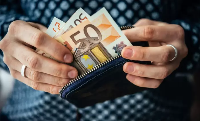 Δεν ικανοποίησε ούτε εργοδότες ούτε συντεχνίες η αύξηση του κατώτατου