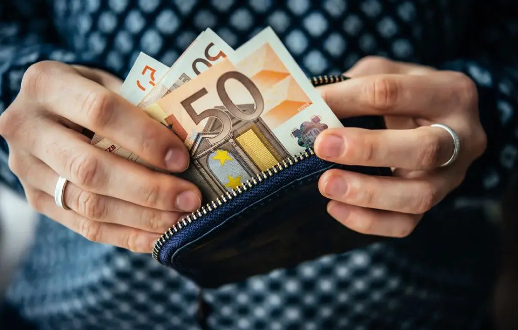 Δεν ικανοποίησε ούτε εργοδότες ούτε συντεχνίες η αύξηση του κατώτατου