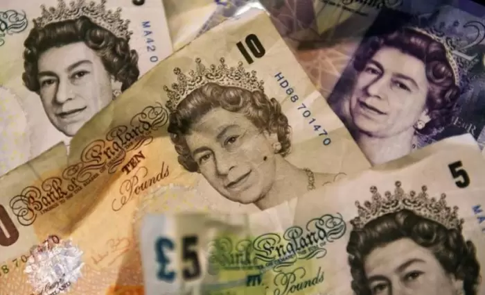 Κατρακυλά η στερλίνα 