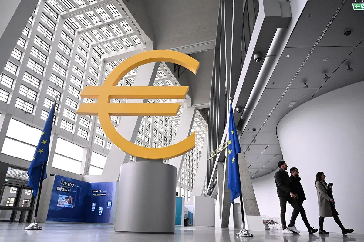 Σε διαφορετικά μονοπάτια νομισματικής πολιτικής οι κεντρικές τράπεζες