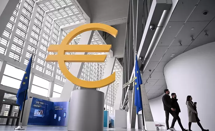 Σε διαφορετικά μονοπάτια νομισματικής πολιτικής οι κεντρικές τράπεζες