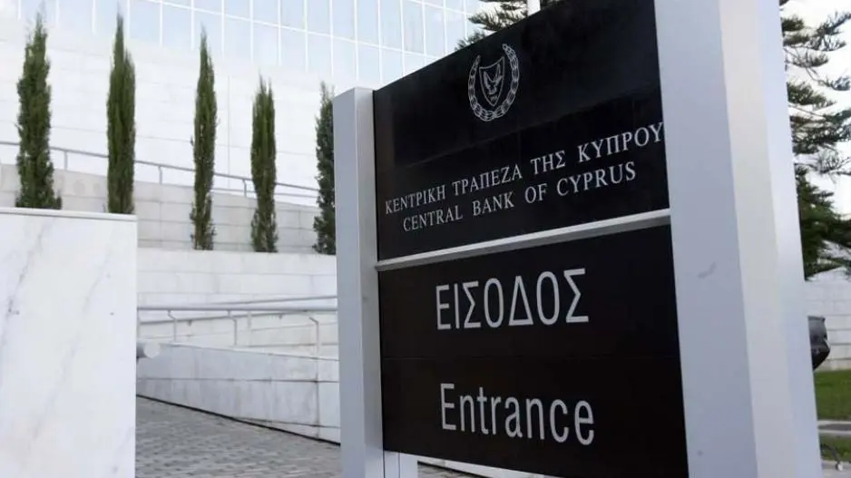 Συνεχίζουν να μειώνονται τα επιτόκια καταθέσεων
