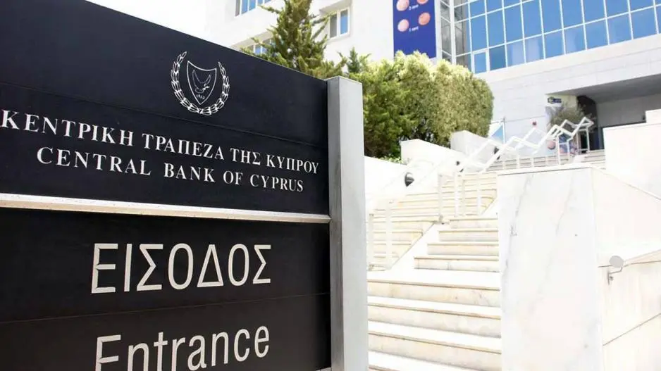 Αυξάνονται τα καταθετικά επιτόκια