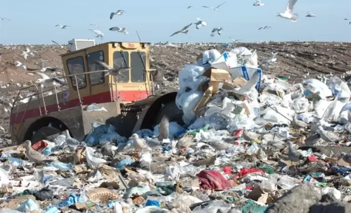 Έκλεισαν μεγάλες χωματερές για ν’ ανοίξουν περισσότερες