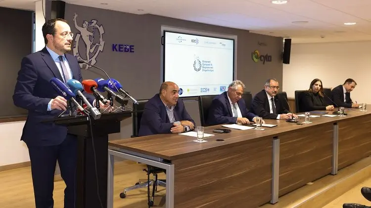 Θα «βλέπει» επιχειρηματίες κάθε έξι μήνες στο Προεδρικό ο Πρόεδρος