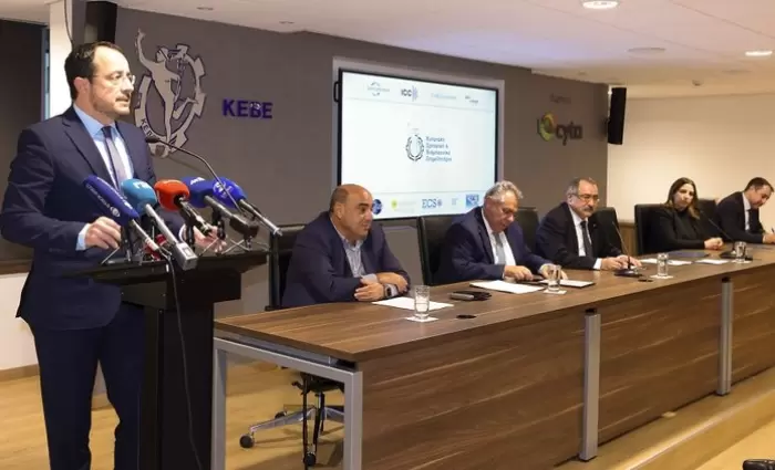 Θα «βλέπει» επιχειρηματίες κάθε έξι μήνες στο Προεδρικό ο Πρόεδρος