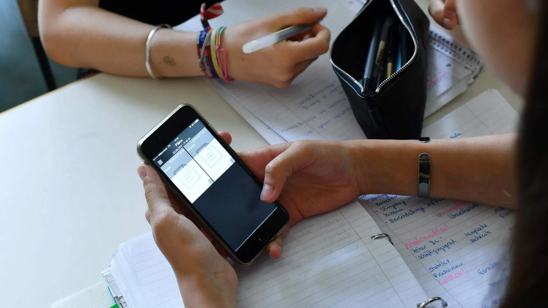 Σε εφαρμογή από σήμερα η απαγόρευση χρήσης κινητού στα σχολεία