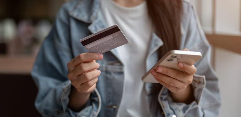 Η απάτη που περνά απαρατήρητη από τράπεζες και χρήστες