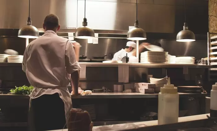 Γνωστός Σεφ μοιράζει το  €1εκ. που κέρδισε σε τηλεπαιχνίδι (ΦΩΤΟΣ)