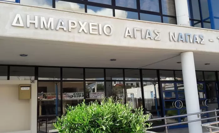 Ηλιακά μηχανήματα έκδοσης εισιτηρίων στάθμευσης στην Αγία Νάπα