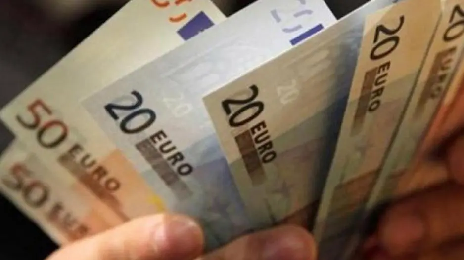 Ξαναπαίρνουν μπρος οι μηχανές για θέσπιση κατώτατου μισθού