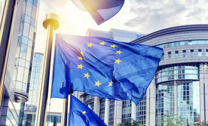 Βγαίνει για δανεισμό των πρώτων €80 δισ. για το ευρω-ταμείο η Κομισιόν