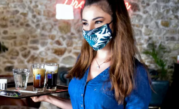 Αποφασίζουν αύριο για τη χρήση μάσκας