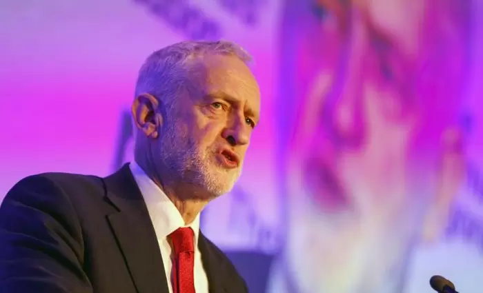 «Πολύ ευχαρίστως» απαντά ο Κόρμπιν στην πρόσκληση της Μέι 