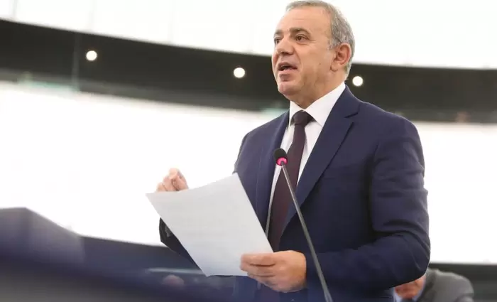 Το ΥΠΟΙΚ φταίει τον Μαυρίδη για το θέμα με τον μειωμένο ΦΠΑ στις κατοικίες