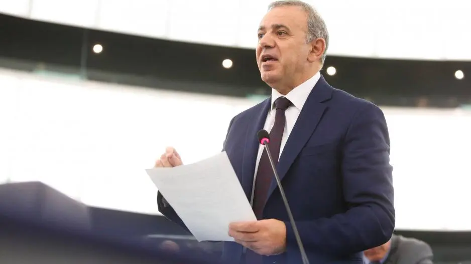 Το ΥΠΟΙΚ φταίει τον Μαυρίδη για το θέμα με τον μειωμένο ΦΠΑ στις κατοικίες