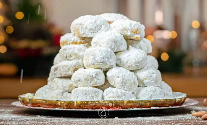 Ακριβότερα φέτος φοινικωτά, κουραμπιέδες και μελομακάρονα (vid)