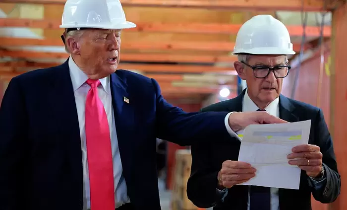 Τραμπ vs Πάουελ: Στην έδρα της Fed και σε ζωντανή σύνδεση ο καβγάς για τα επιτόκια