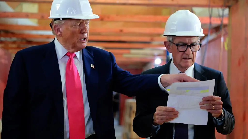 Τραμπ vs Πάουελ: Στην έδρα της Fed και σε ζωντανή σύνδεση ο καβγάς για τα επιτόκια