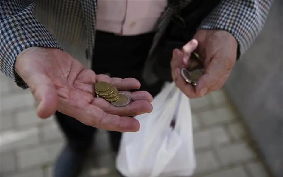Αυξάνουν το πασχαλινό επίδομα αλλά «ρίχνουν πόρτα» στην πλειοψηφία των χαμηλοσυνταξιούχων