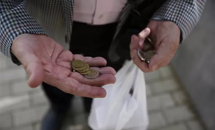 Αυξάνουν το πασχαλινό επίδομα αλλά «ρίχνουν πόρτα» στην πλειοψηφία των χαμηλοσυνταξιούχων