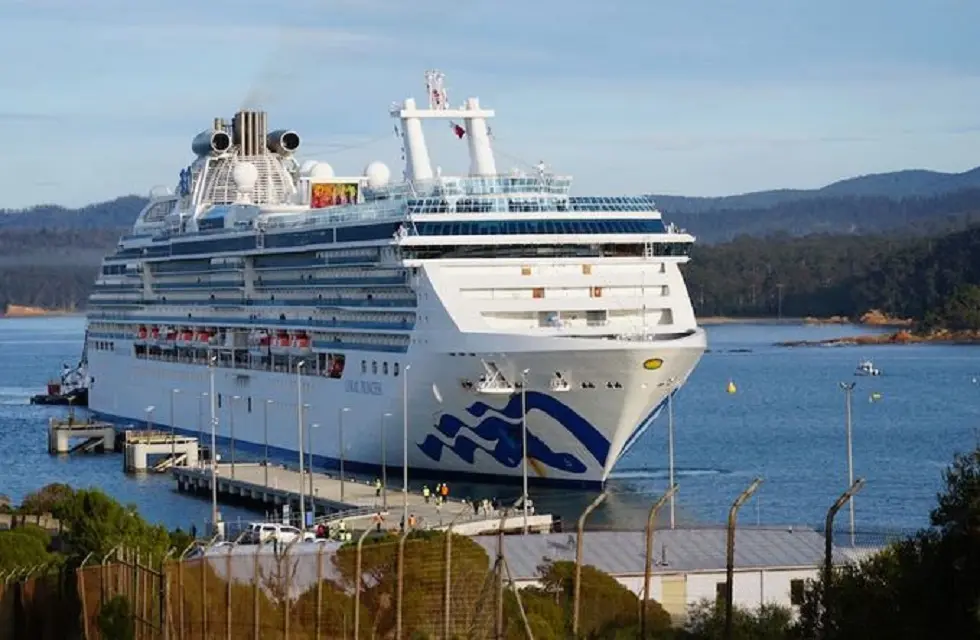 Σαρώνει ο κορωνοϊός μέσα σε κρουαζιερόπλοιο