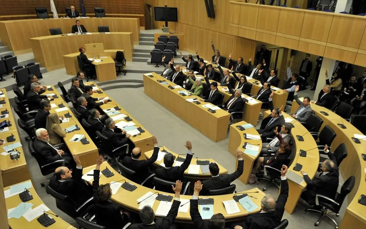 Αναβλήθηκαν τα νομοθετήματα για τα υπηρεσιακά οχήματα