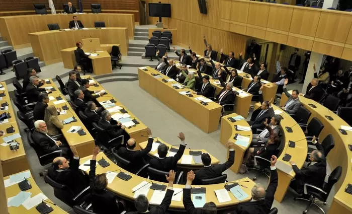 Αναβλήθηκαν τα νομοθετήματα για τα υπηρεσιακά οχήματα