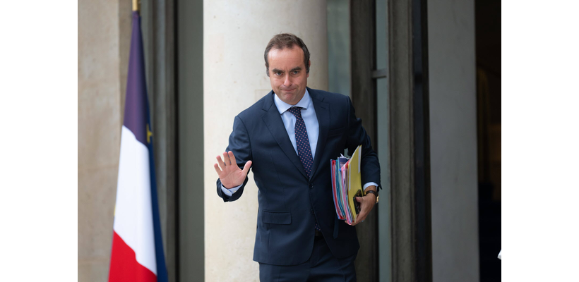 Σε πολιτικό χάος η Γαλλία: Παραιτήθηκε ο πρωθυπουργός Σεμπαστιάν Λεκορνί – Στο κόκκινο οι αγορές