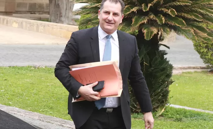 Λακκοτρύπης: Να δοθεί προτεραιότητα στα φωτοβολταϊκά