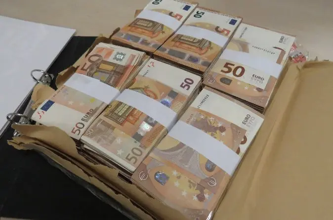 ΥΠΟΙΚ: Διερευνάται πιθανή διακίνηση «μαύρου χρήματος» μέσω σημείων εισόδου